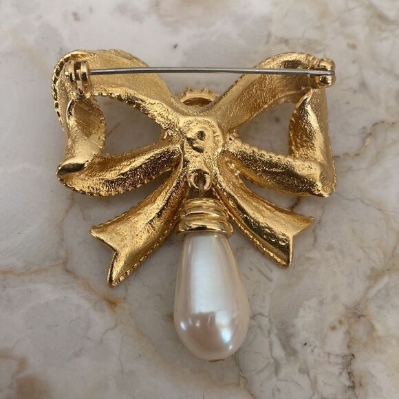 Vintage Gold Tone Pearl Necklace & Brooch Set - Picture 4 of 10